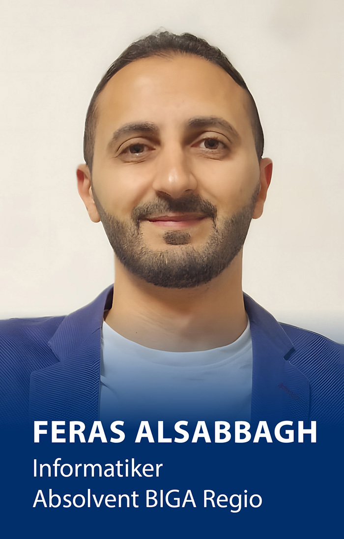 Ein Foto von einem Mann, der in die Kamera lächelt. Im unteren Drittel steht ein Text: Feras Alsabbagh, Informatiker, Absolvent BIGA Regio.