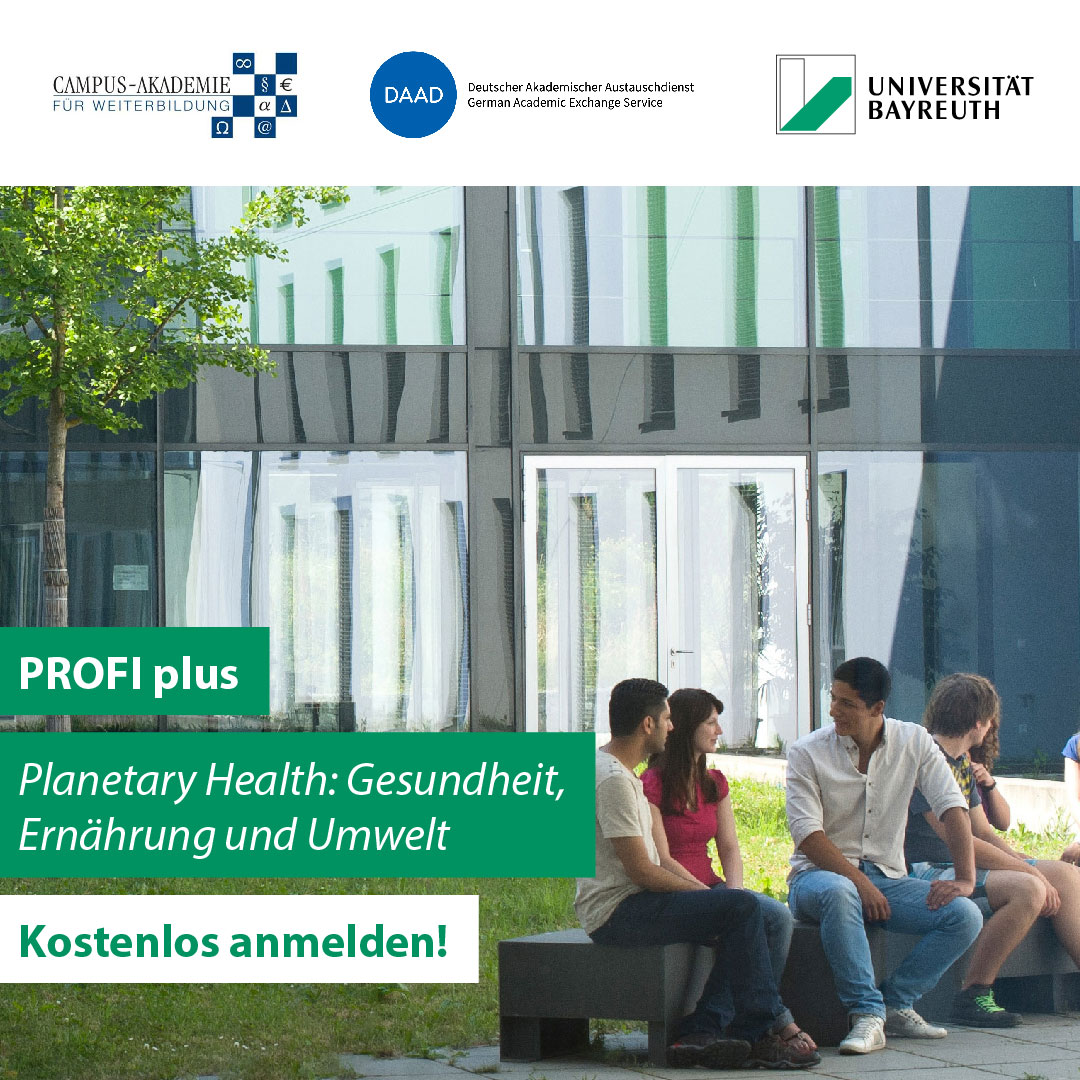 In einem Innenhof der UBT sitzen auf einer Bank 6 internationale Studierende. Sie sind einanderzugewandt und unterhalten sich. Im Hintergrund steht ein Baum. Auf dem Bild steht ein Schriftzug: "Planetary Health. Kostenlos anmelden!"